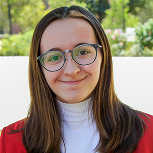 headshot of ellie barnett